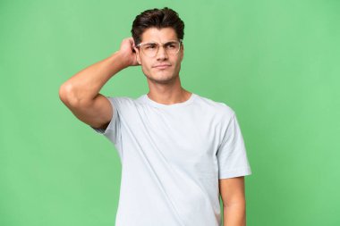 Tecrit edilmiş geçmişi olan beyaz, yakışıklı bir genç. Şüpheleri var.