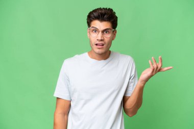 Tecrit edilmiş geçmişi olan beyaz, yakışıklı genç bir adam şüpheli hareketler yapıyor.