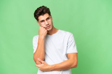 Kafkasyalı yakışıklı, soyutlanmış, yorgun ve sıkılmış bir yüzü var.