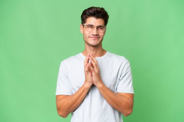 Kafkasyalı yakışıklı bir adam soyutlanmış arka planda bir şeyler planlıyor.