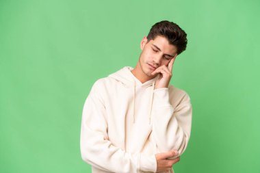 Kafkasyalı yakışıklı, soyutlanmış, başı ağrıyan genç bir adam.