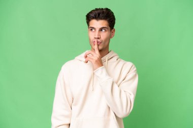 Kafkasyalı yakışıklı, soyutlanmış bir geçmişi var. Sessiz bir jest yapıyor. Parmağını ağzına sokuyor.