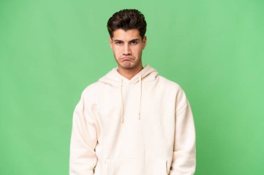 Kafkasyalı yakışıklı, soyutlanmış bir geçmişi ve üzgün bir ifadesi var.