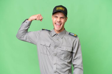 Tecrit edilmiş genç bir güvenlik görevlisi güçlü bir hareket yapıyor.