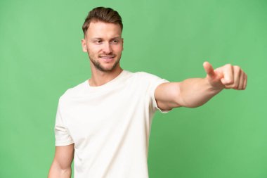 Sarışın, beyaz, soyutlanmış bir geçmişi olan genç bir adam iyi niyet gösterisi yapıyor.