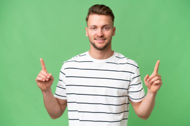 Sarışın, beyaz, soyutlanmış bir geçmişi olan genç adam harika bir fikre işaret ediyor.