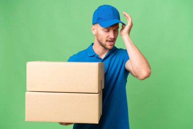 Teslimat yapan beyaz adam bir şey fark etti ve çözüme niyetlendi.