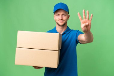 Teslimatçı beyaz adam tecrit edilmiş arka planda mutlu ve parmaklarıyla dört kişi sayıyor.