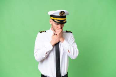 Arka planda kalan uçak pilotu öksürük ve kötü hissetmekten muzdarip.