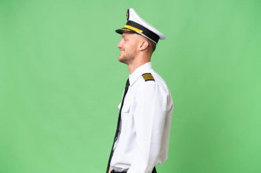 Uçak pilotu izole edilmiş arka planda gülüyor.