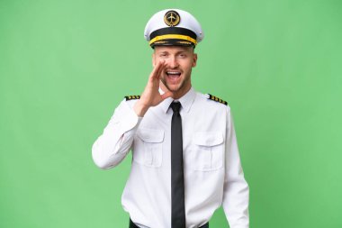 Uçak pilotu izole edilmiş arka planda ağzı açık bağırıyor.