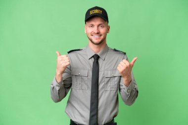 Genç, beyaz, soyutlanmış geçmişi olan, iyi niyetli ve gülümseyen bir adam.