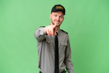 İzole edilmiş arka planda genç bir beyaz adam kendine güvenen bir ifadeyle seni işaret ediyor.