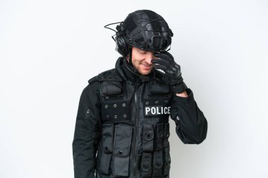 İzole edilmiş beyaz arka planda gülen SWAT adamı.