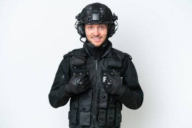 İzole edilmiş beyaz arka planda, şaşırmış yüz ifadesi olan SWAT adamı.
