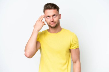 Genç sarışın, beyaz arka planda izole edilmiş beyaz bir adam intihar jesti yapmada sorun yaşıyor.