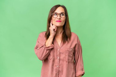 Kafkasyalı orta yaşlı bir kadın soyutlanmış bir geçmişi araştırırken bir fikir düşünüyor.