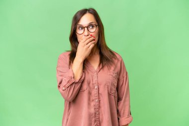 Orta yaşlı, beyaz bir kadın, izole edilmiş bir geçmişi var. Şüpheleri var ve kafası karışmış bir yüz ifadesi var.