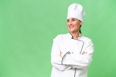 Orta yaşlı aşçı kadın izole bir hayat sürüyor mutlu ve gülümsüyor.