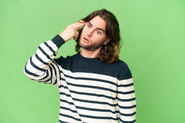 Tecrit edilmiş genç ve yakışıklı bir adam intihar jesti yapıyor.