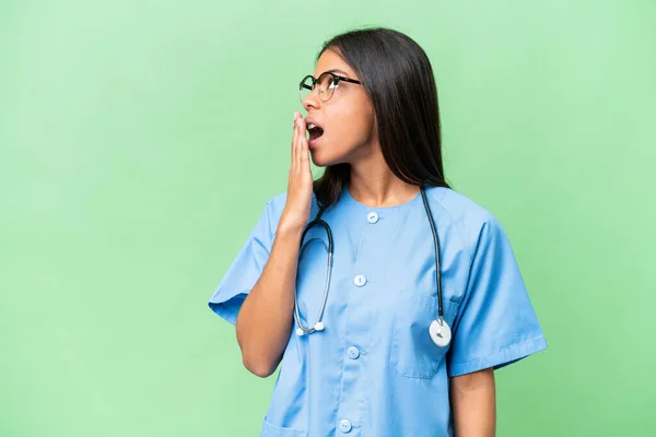 Молода Африканська Американка Медсестра Через Ізольований Фон Позіхає Закриває Широкі — стокове фото