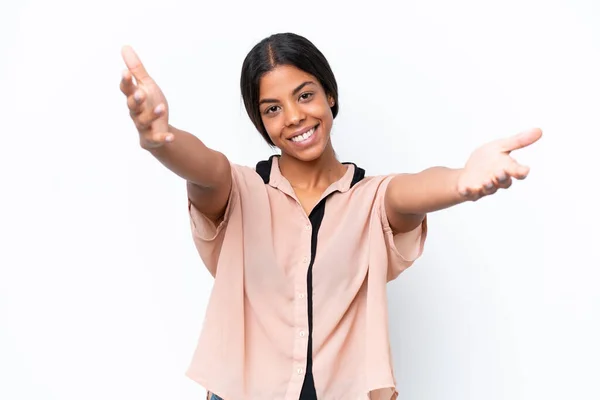 Jonge Afro Amerikaanse Vrouw Geïsoleerd Witte Achtergrond Presenteren Uitnodigen Komen — Stockfoto