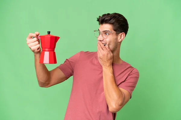 Jonge Blanke Man Met Koffiepot Geïsoleerde Achtergrond Met Verrassing Geschokte — Stockfoto