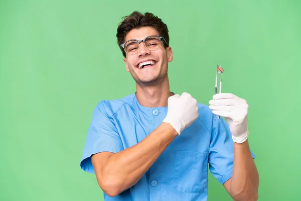 Jovem Dentista Homem Segurando Ferramentas Sobre Fundo Isolado Celebrando Uma — Fotografia de Stock