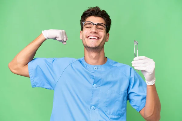 Jovem Dentista Homem Segurando Ferramentas Sobre Fundo Isolado Fazendo Gesto — Fotografia de Stock