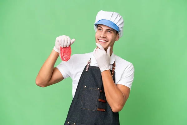 Homem Caucasiano Açougueiro Vestindo Avental Servindo Carne Cortada Fresca Sobre — Fotografia de Stock