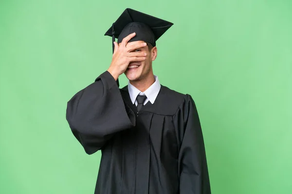Jovem Universitário Graduado Caucasiano Homem Sobre Fundo Isolado Cobrindo Olhos — Fotografia de Stock