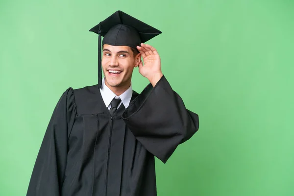 Jovem Universitário Graduado Caucasiano Homem Sobre Fundo Isolado Ouvir Algo — Fotografia de Stock