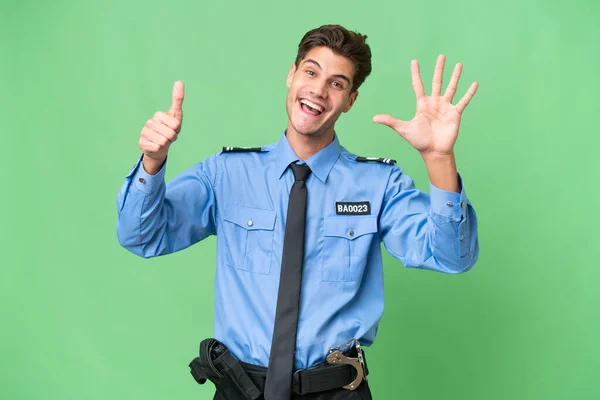 Jovem Policial Sobre Fundo Isolado Contando Seis Com Dedos — Fotografia de Stock
