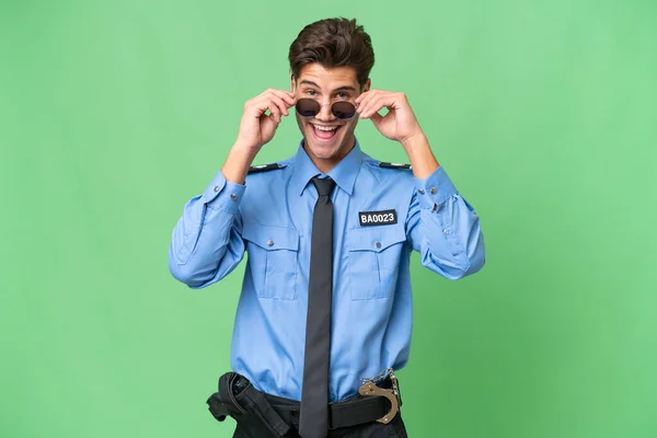年轻的警察戴着眼镜 背景偏僻 吃惊极了 — 图库照片