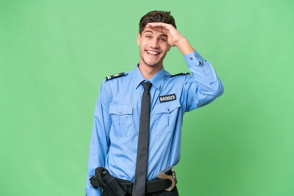 Młody Policjant Odosobnionym Pochodzeniem Szukający Czegoś Daleka — Zdjęcie stockowe