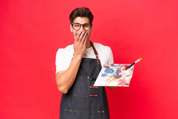 Ung Konstnär Kaukasier Man Håller Palett Isolerad Röd Bakgrund Glad — Stockfoto