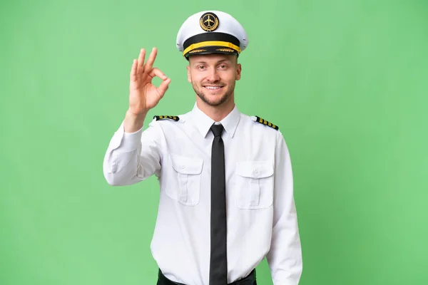 Flugzeugpilot Mann Über Isoliertem Hintergrund Zeigt Zeichen Mit Fingern — Stockfoto