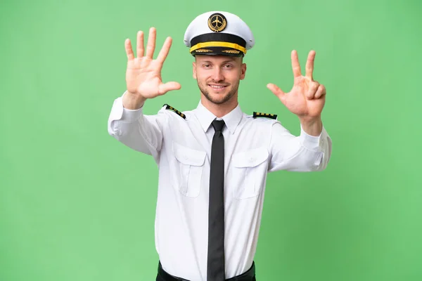 Flugzeugpilot Mann Über Isoliertem Hintergrund Zählt Acht Mit Fingern — Stockfoto