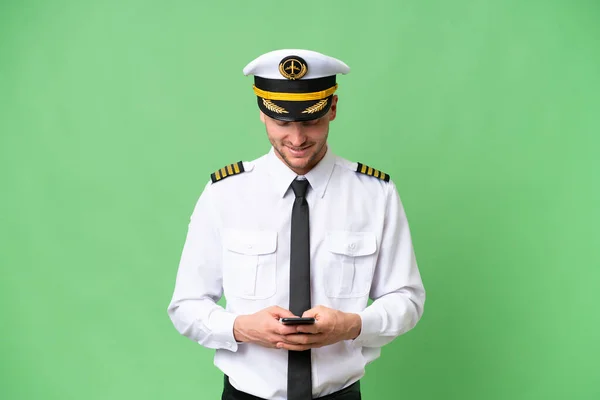 Vliegtuig Piloot Geïsoleerde Achtergrond Stuurt Een Bericht Met Mobiele — Stockfoto