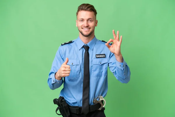 Jonge Politieman Geïsoleerde Achtergrond Toont Teken Duim Omhoog Gebaar — Stockfoto