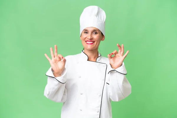 Middle Aged Chef Woman Isolated Background Showing Sign Fingers — Stock Photo, Image