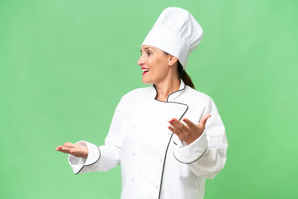 Szef Kuchni Średnim Wieku Kobieta Odizolowanym Tle Ekspresją Twarzy Niespodzianka — Zdjęcie stockowe