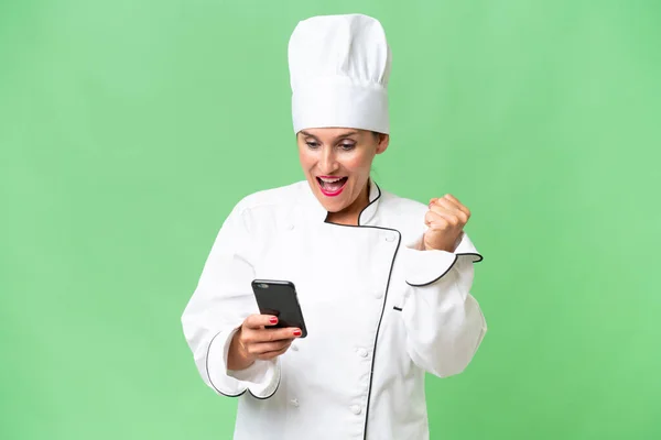 Mujer Chef Mediana Edad Sobre Fondo Aislado Sorprendido Envío Mensaje —  Fotos de Stock