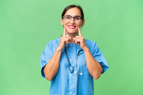 Krankenschwester Mittleren Alters Über Isoliertem Hintergrund Lächelt Mit Einem Fröhlichen — Stockfoto