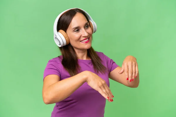 Kaukasische Frau Mittleren Alters Vor Isoliertem Hintergrund Die Musik Hört — Stockfoto