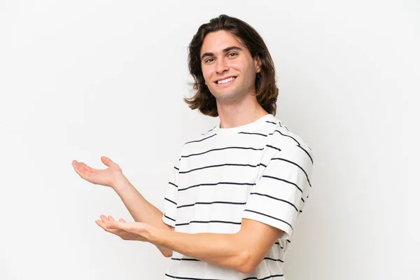 Mladý Pohledný Muž Izolovaný Bílém Pozadí Natahuje Ruce Stranu Pro — Stock fotografie