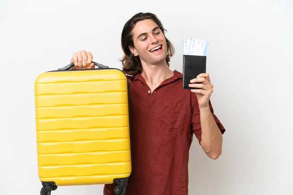 年轻英俊男子带着手提箱和护照 在白色背景下孤身一人度假 — 图库照片