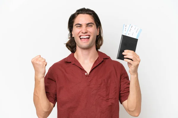Mladý Pohledný Muž Izolovaný Bílém Pozadí Šťastný Dovolené Pasem Letenky — Stock fotografie