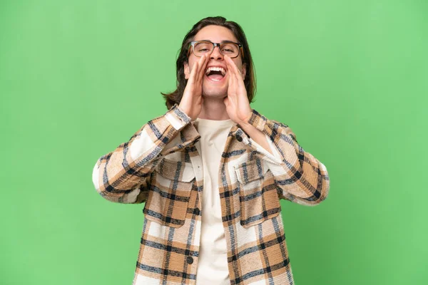 Young Caucasian Man Isolated Green Chroma Background Shouting Announcing Something — Stock Photo, Image
