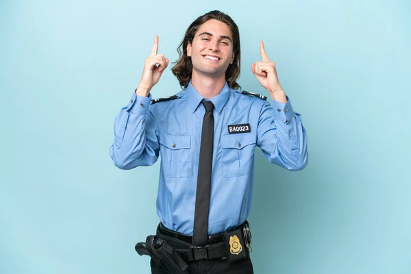 Молодий Поліцейський Білий Чоловік Ізольований Синьому Фоні Вказуючи Чудову Ідею — стокове фото